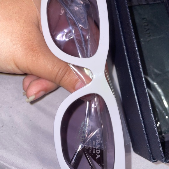 Beautiful very unique prada sunglasses with the logo - Picture 5 of 7